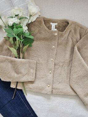 NWT H&M Taupe Beige Faux Fur Cropped Jacket w/ Shoulder Pads, Size M